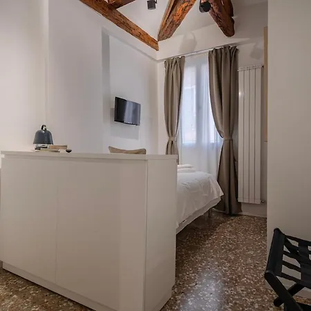 Private Terrace & Canal View Rialto Villa