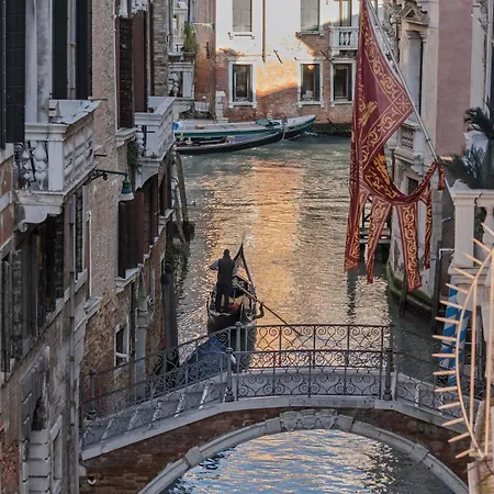 Private Terrace & Canal View Rialto Villa