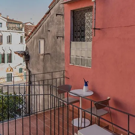 Private Terrace & Canal View Rialto Villa