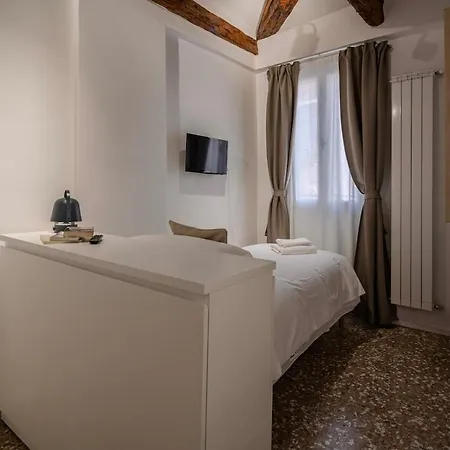 Private Terrace & Canal View Rialto Villa *