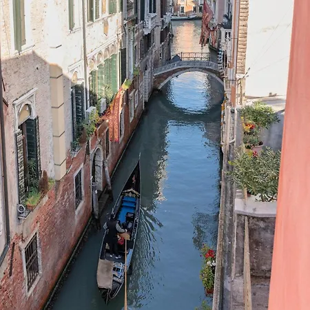 Private Terrace & Canal View Rialto Villa